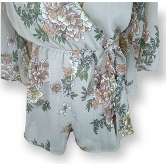 CHARLOTTE RUSSE GRAY & PINK FLORAL ROMPER FULLY LINED SZ.S EUC. - Picture 3 of 8